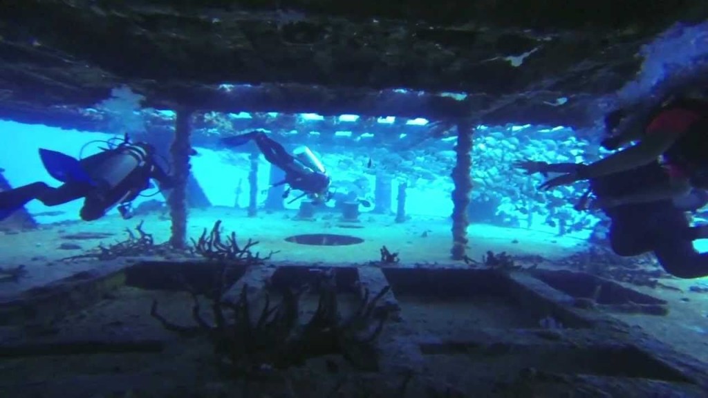 Scuba diving in Cancun boat